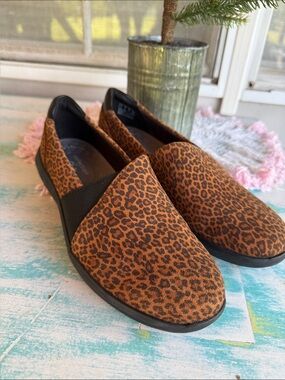 Clarks Collection Leopard Print Slip On Loafers Size 6 NWOT Cheetah Shoes